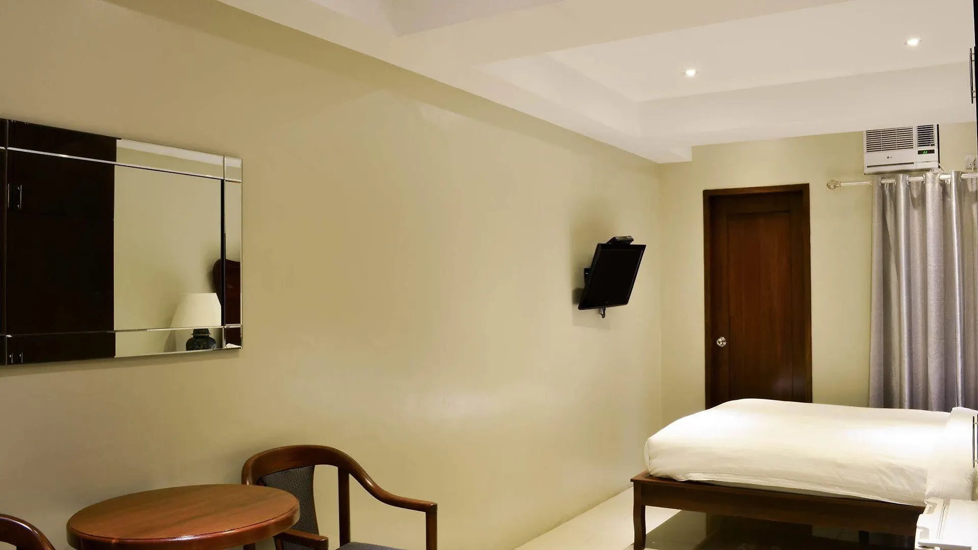 Ritz Hotel Angeles 2*,  Philippines