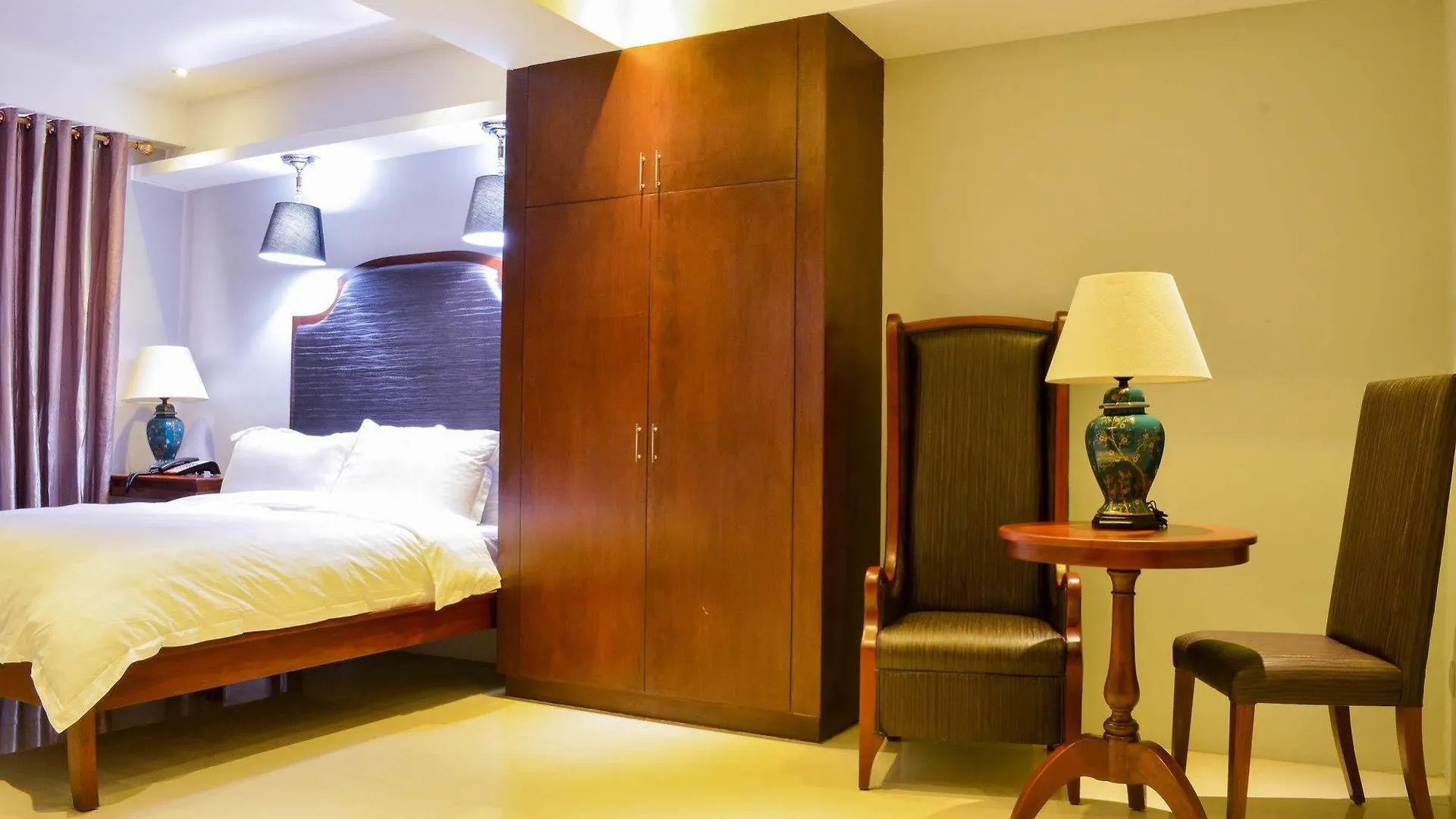 Ritz Hotel Angeles 2*,
